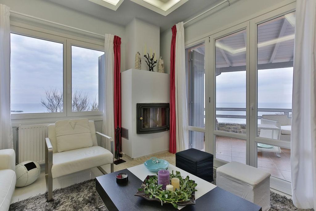 Property photo 3 of 9 Image: 2