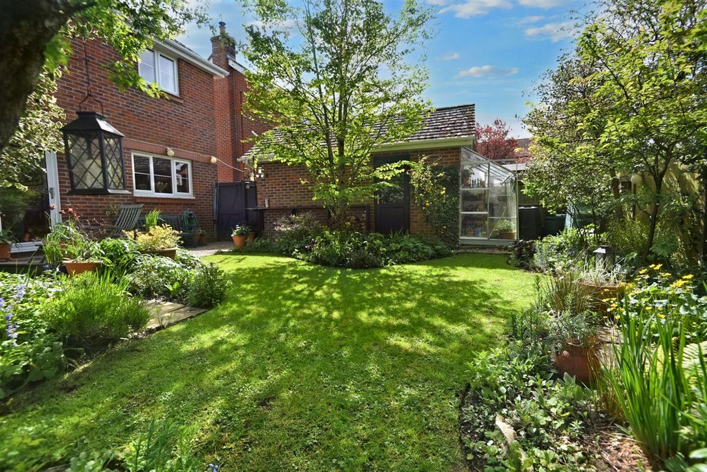 Property photo 2 of 11 Garden