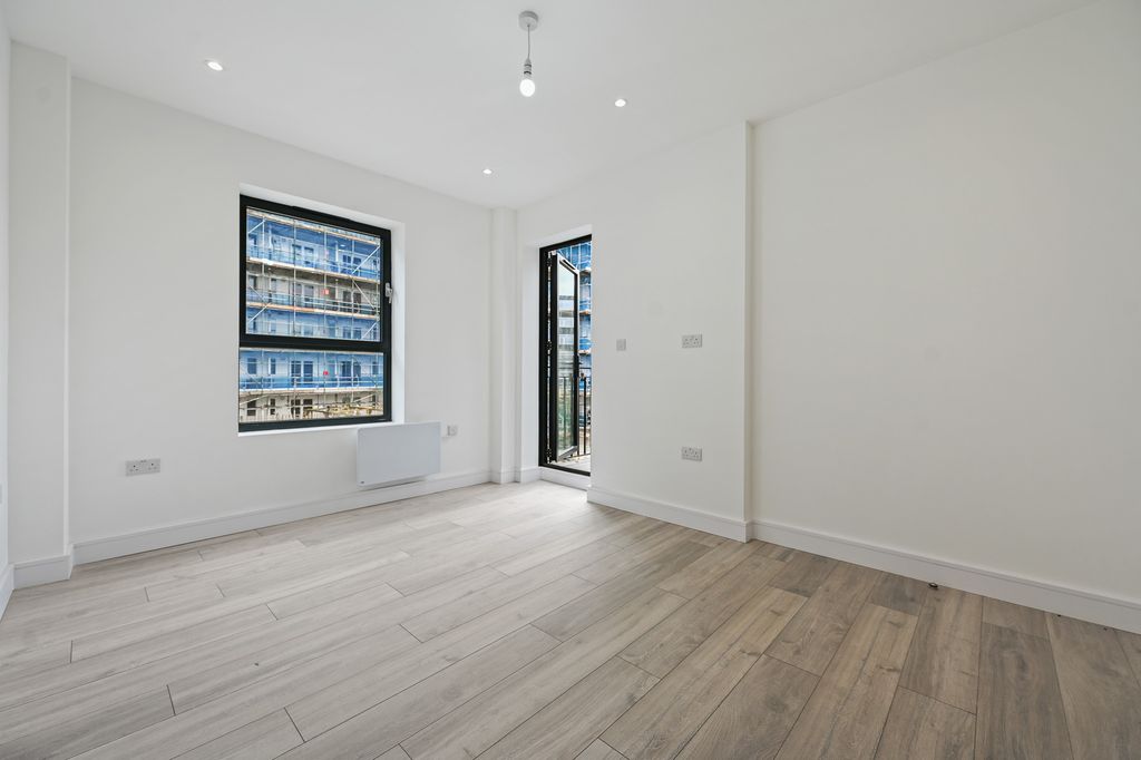 Property photo 3 of 10 Cs - Flat 5, 320 Station Road - 18 (1)