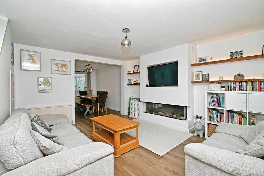 Property photo 3 of 16 Lounge