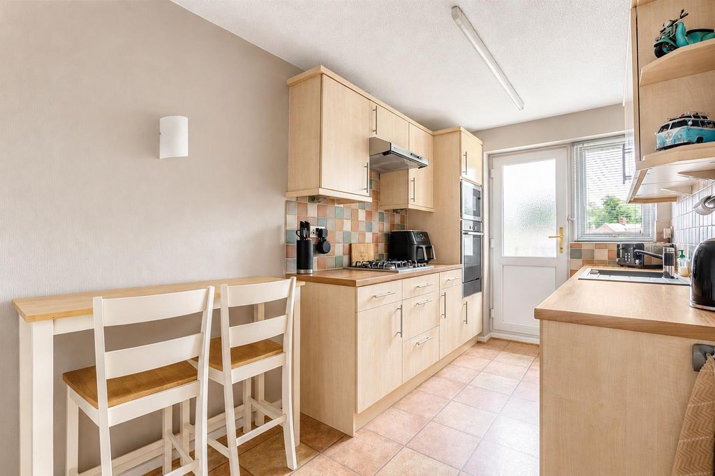Property photo 3 of 11 Kitchen