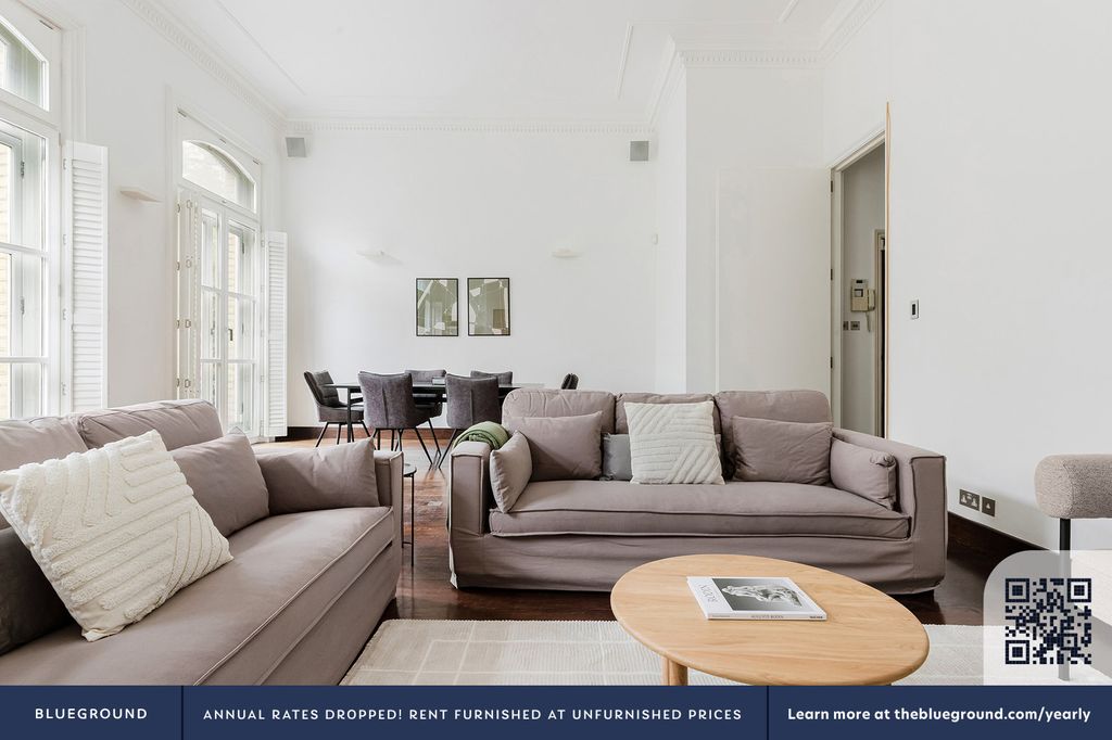 Property photo 3 of 30 Living Room