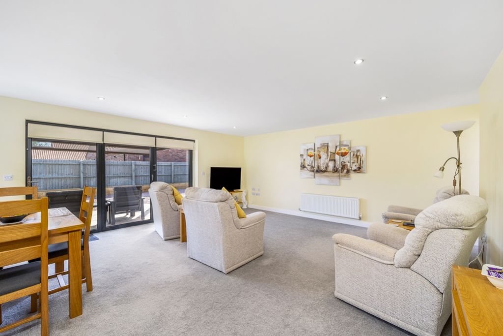 Property photo 3 of 26 6 Spinney Close (Holbeach)-19