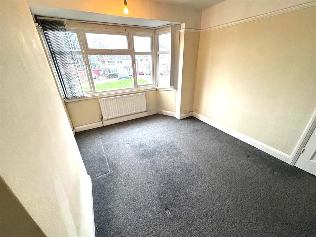 Property photo 3 of 14 Lounge