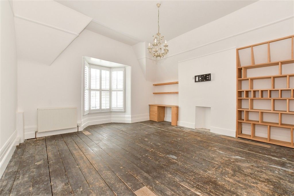 Property photo 1 of 8 Lounge