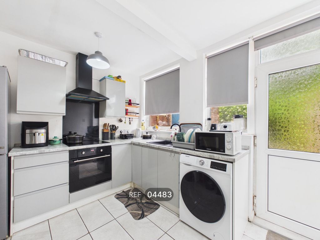Property photo 2 of 11 Kitchen