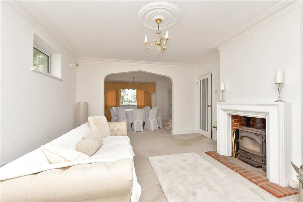 Property photo 1 of 16 Lounge