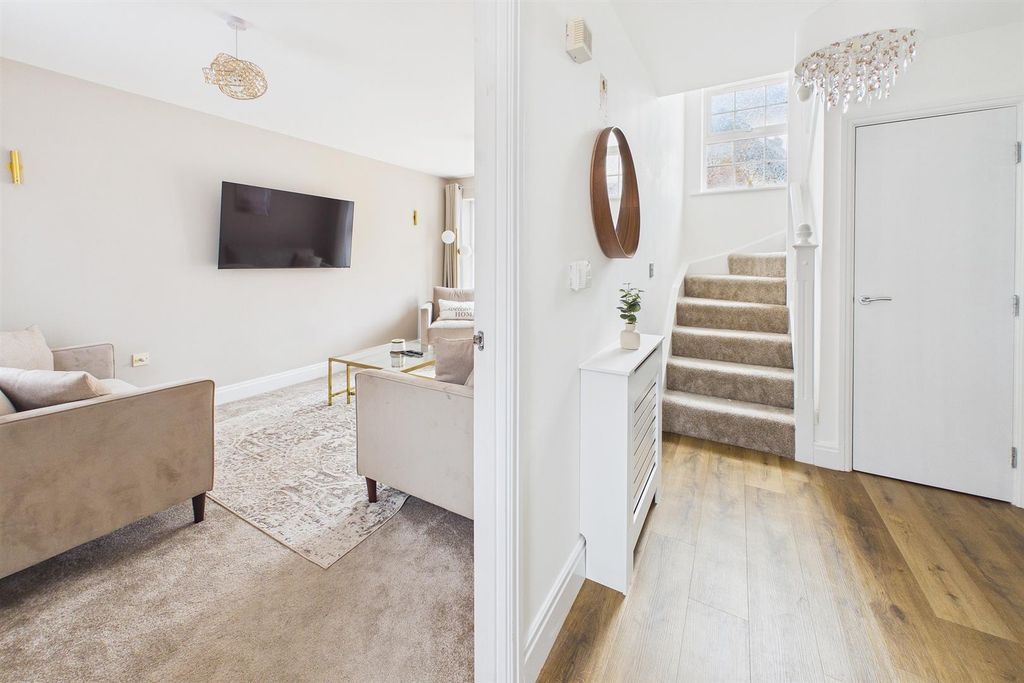 Property photo 2 of 21 Entrance Hall