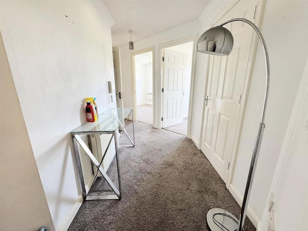 Property photo 2 of 8 Entrance Hall