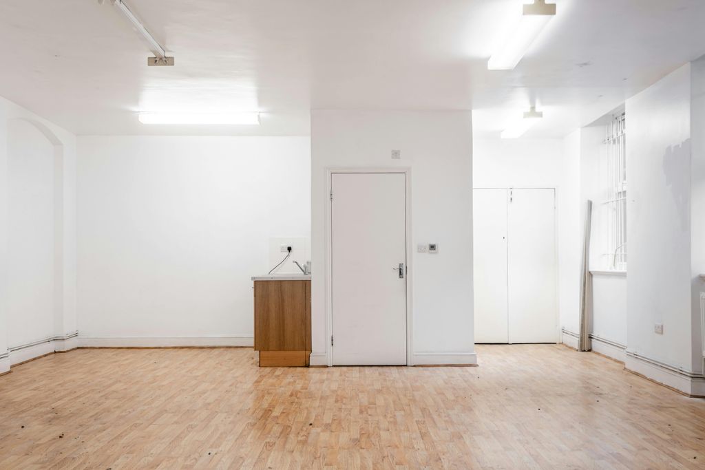 Property photo 3 of 11 Fieldgate St 99 U6  Low Res 3.Jpg