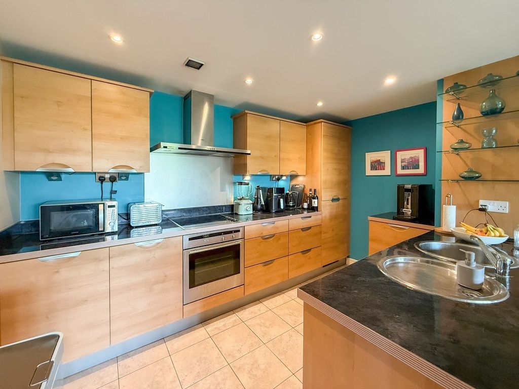 Property photo 3 of 12 Kitchen