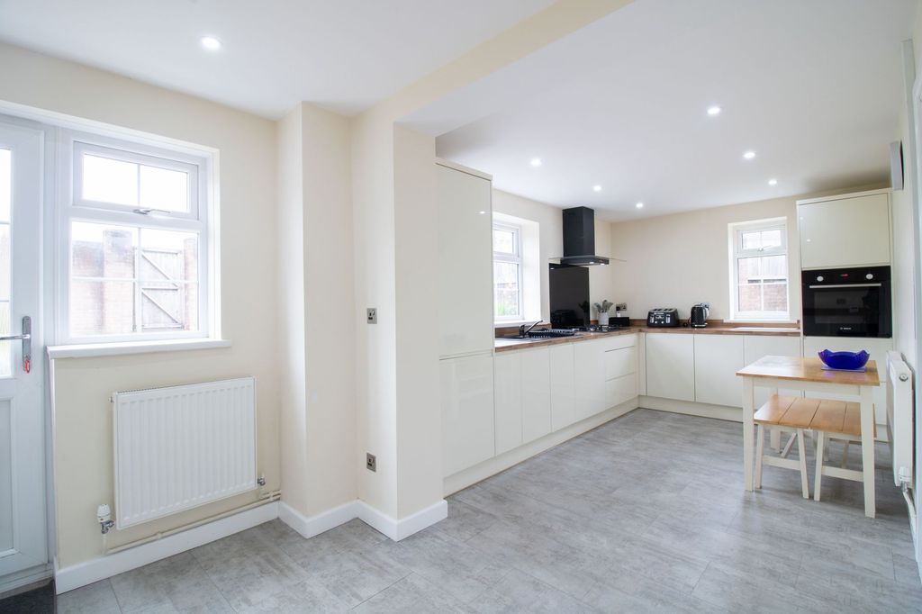 Property photo 2 of 40