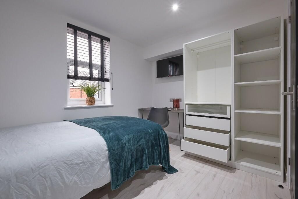 Property photo 2 of 13 A Bright And Inviting Double Bedroom With Modern F...