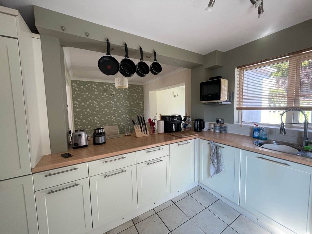 Property photo 3 of 12 Kitchen