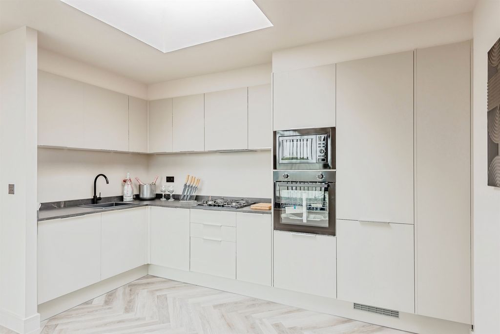 Property photo 2 of 21