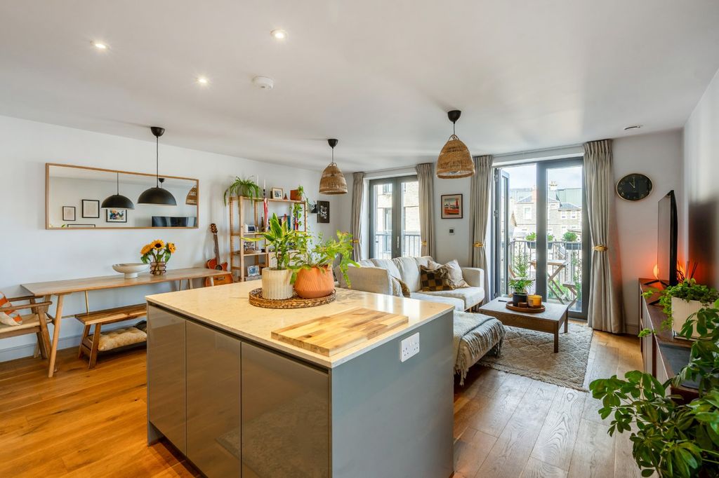 Property photo 3 of 11 Dining Area
