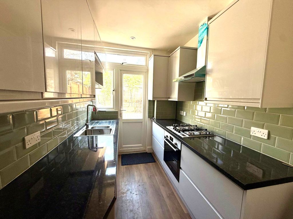 Property photo 2 of 11 Kitchen
