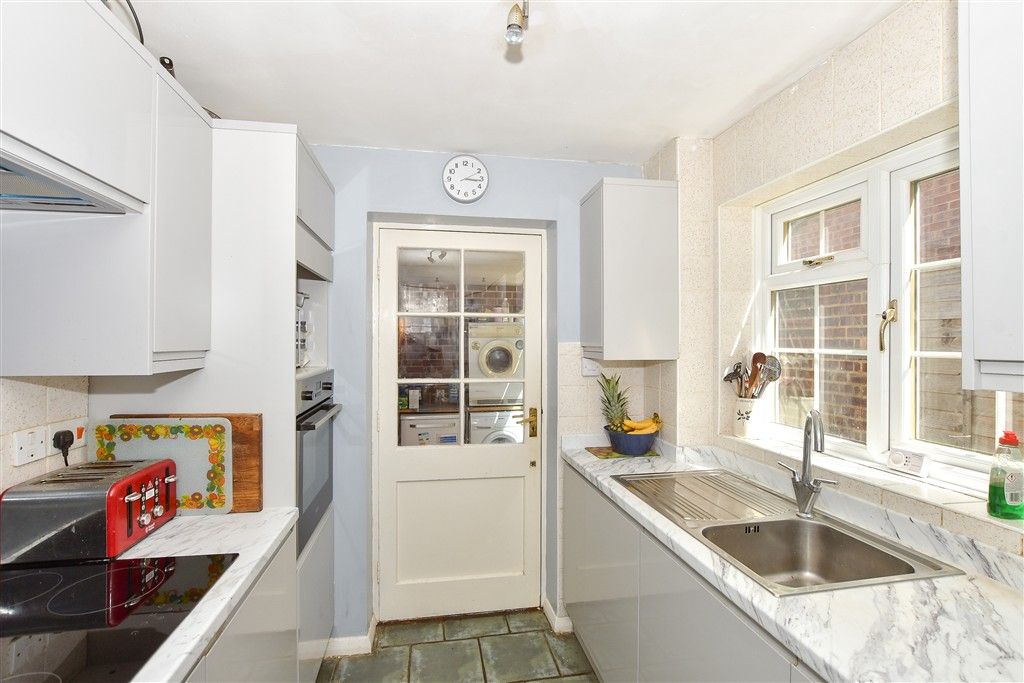 Property photo 3 of 11 Kitchen