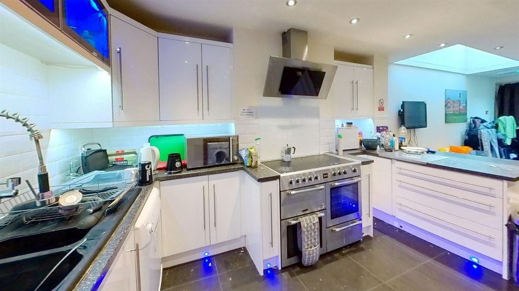 Property photo 3 of 14 127-Heeley-Road-Kitc