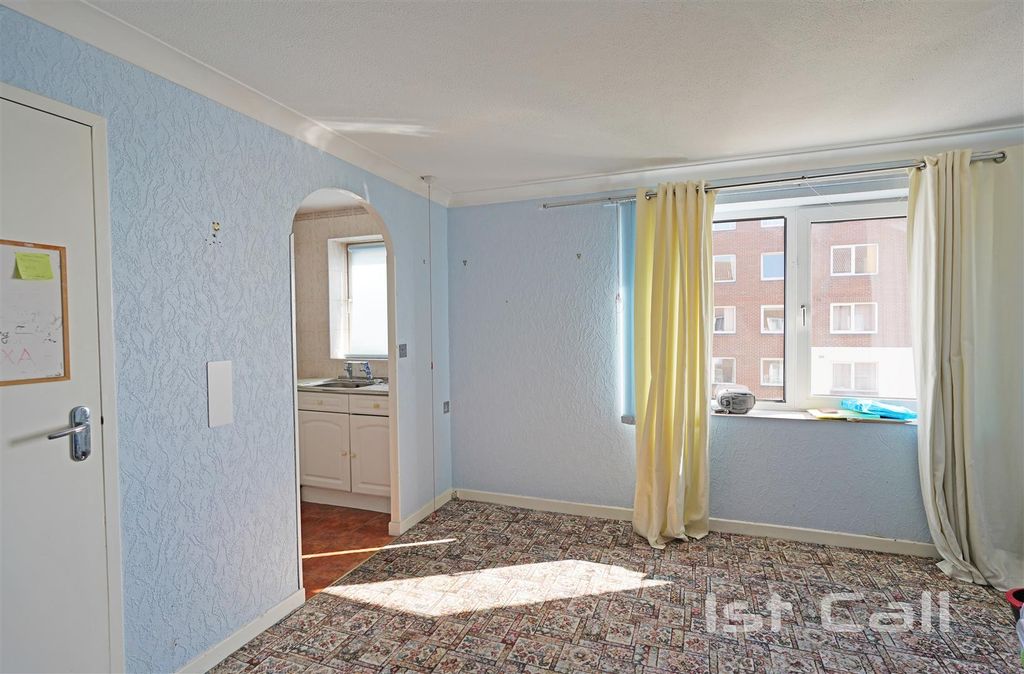 Property photo 3 of 10 Lounge