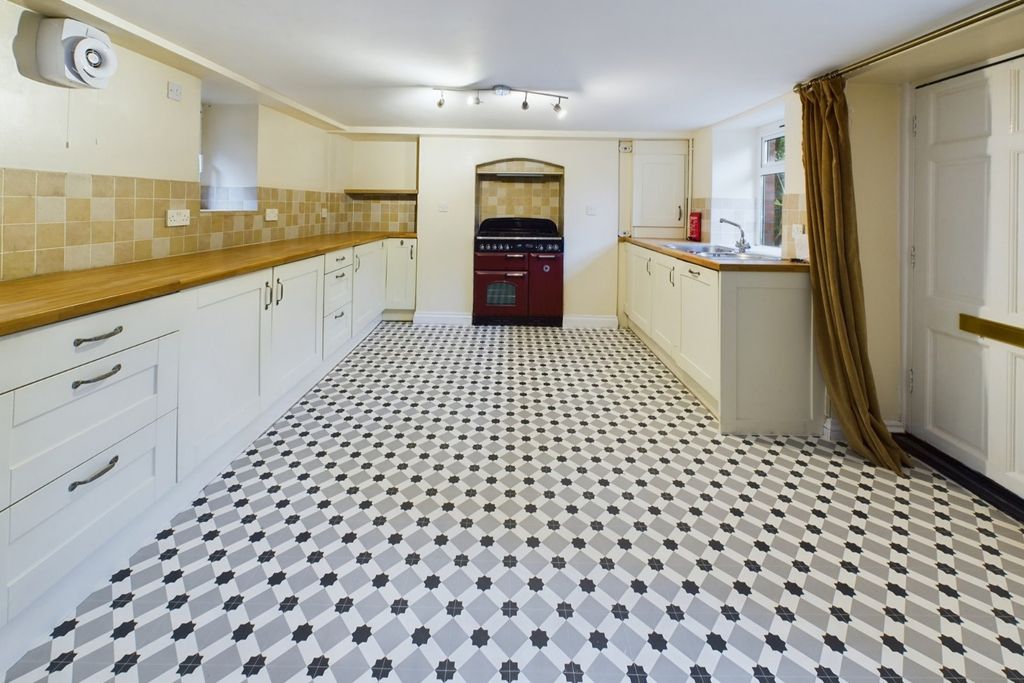 Property photo 3 of 12 Kitchen