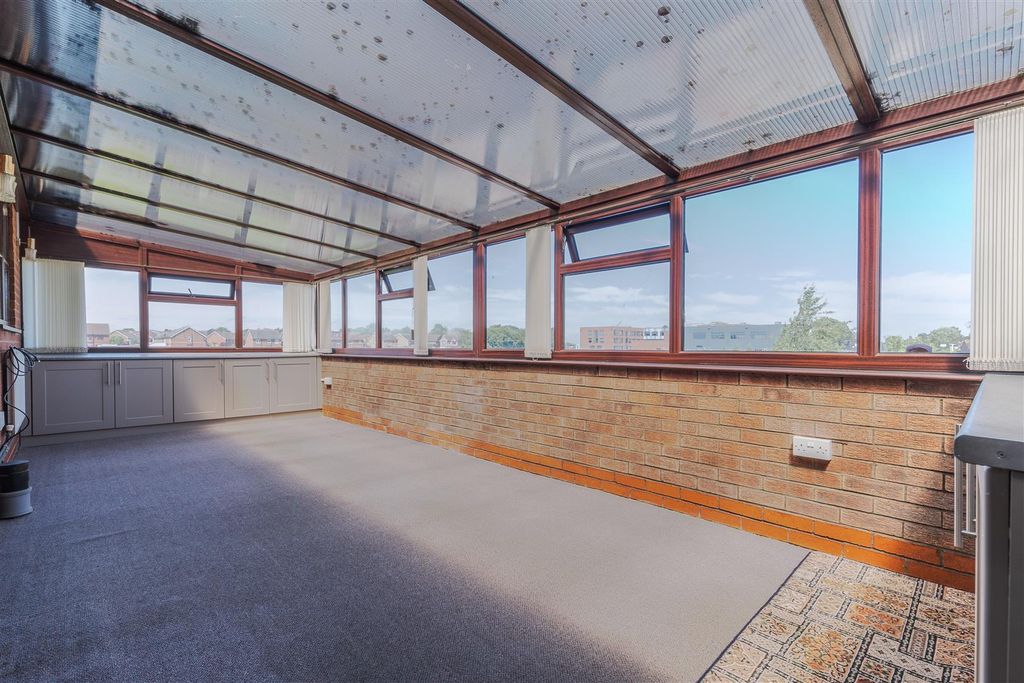 Property photo 3 of 19 Conservatory