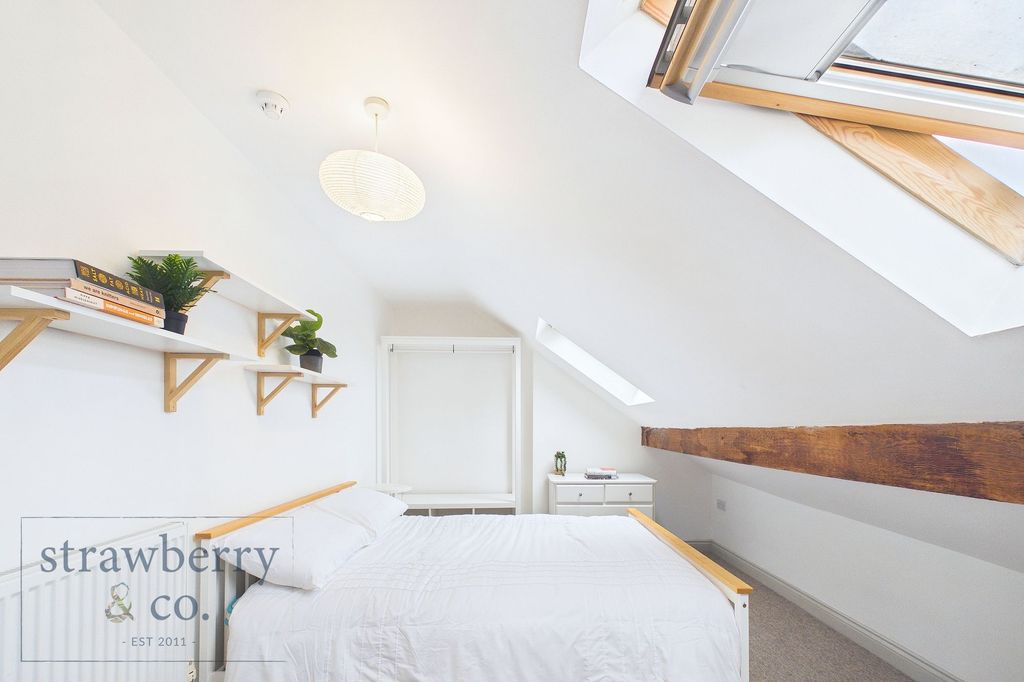 Property photo 1 of 17 Room 7