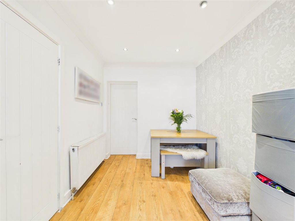 Property photo 3 of 17 Cam05193G0-Pr0144-Still006.Jpg