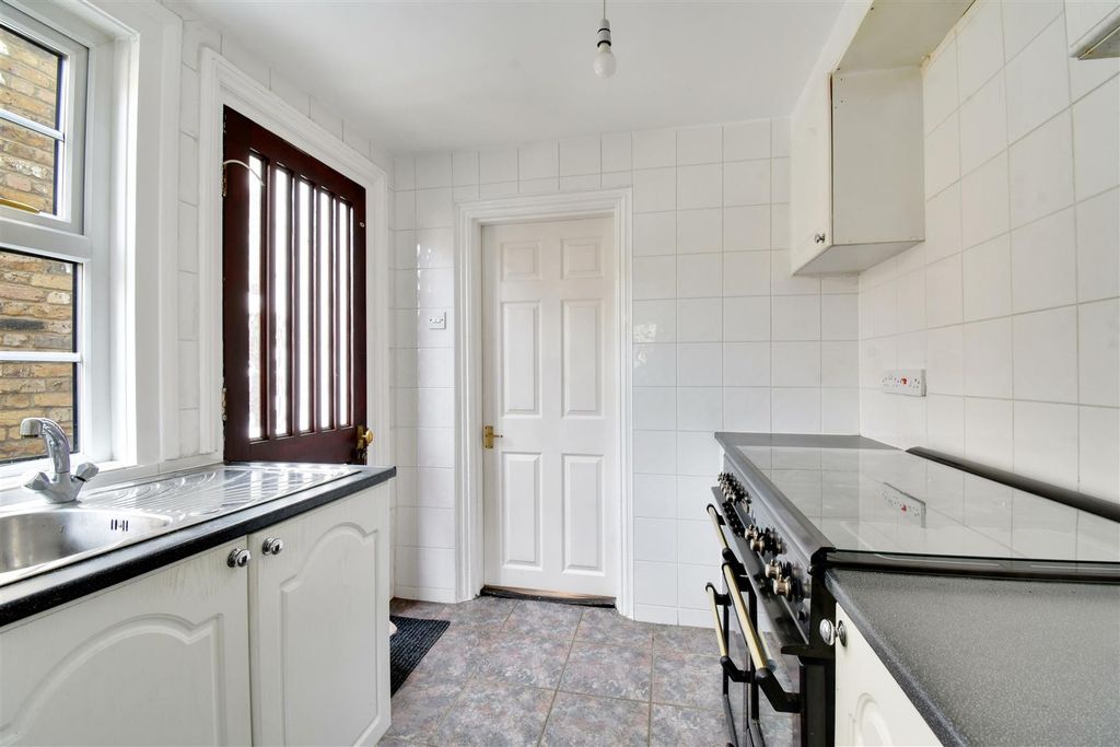 Property photo 3 of 17 Kitchen 2.Jpg