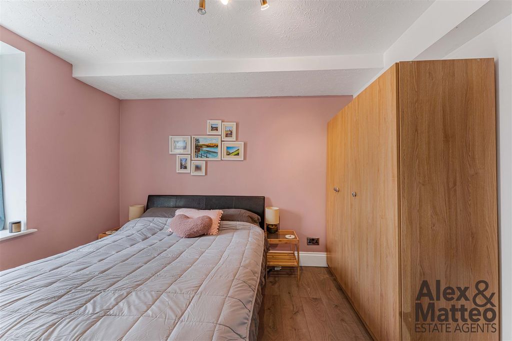 Property photo 3 of 13 Chiltern Court