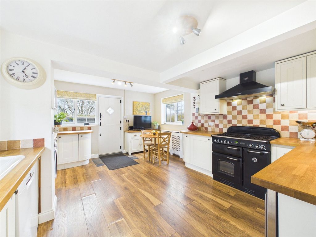 Property photo 3 of 25 Kitchen