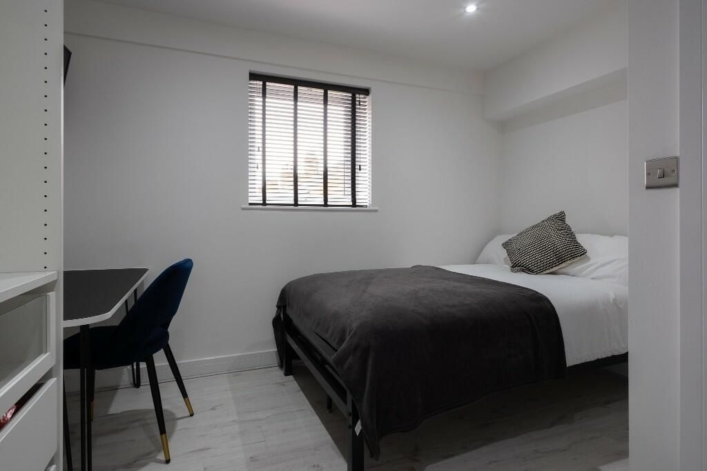 Property photo 3 of 10 A Clean And Modern Student Bedroom Featuring A Com...