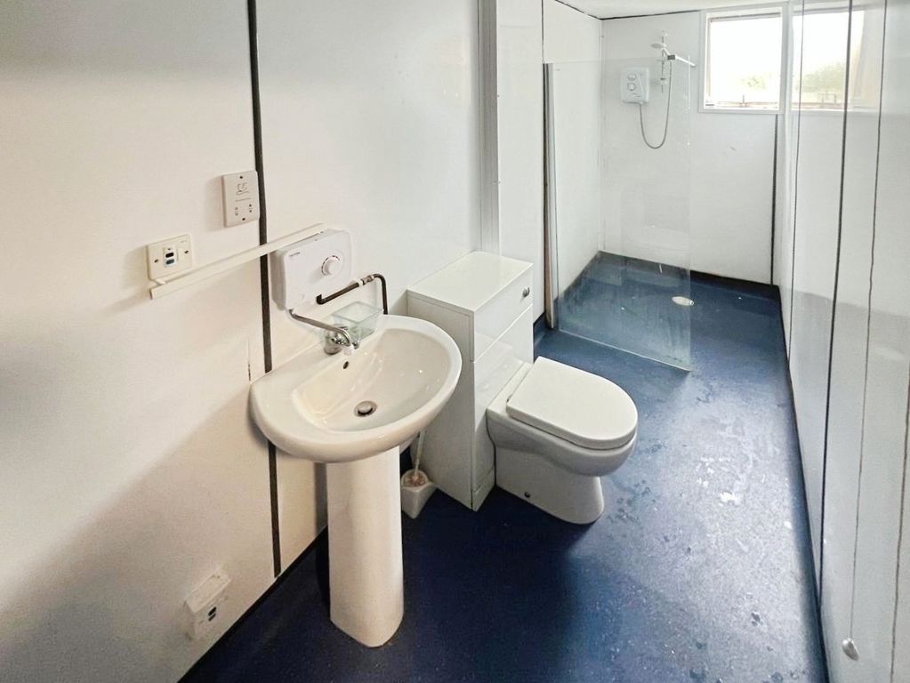 Property photo 2 of 6 Shared Shower Room