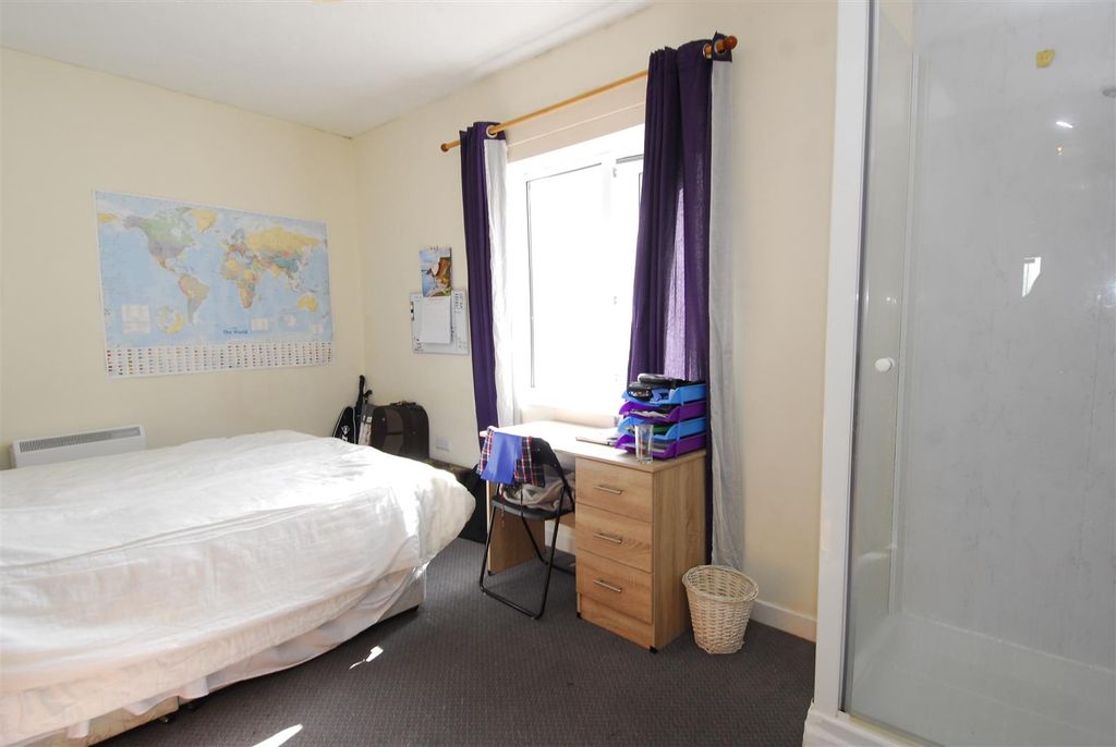 Property photo 3 of 5 14-15Gilwellstf4002.Jpg