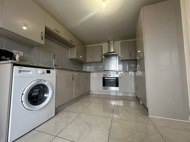 Property photo 2 of 10 Kitchen