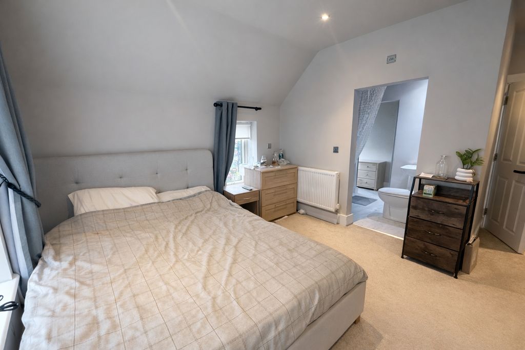 Property photo 3 of 9 Bedroom