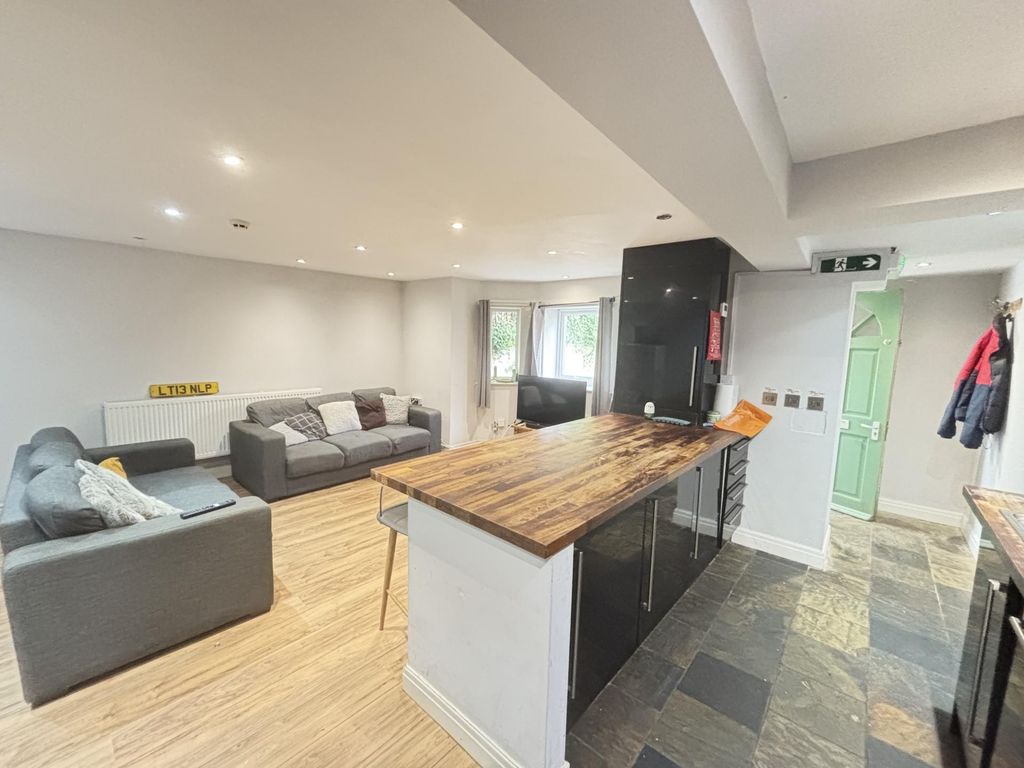 Property photo 2 of 16 Bright And Spacious Contemporary Living Room Featu...