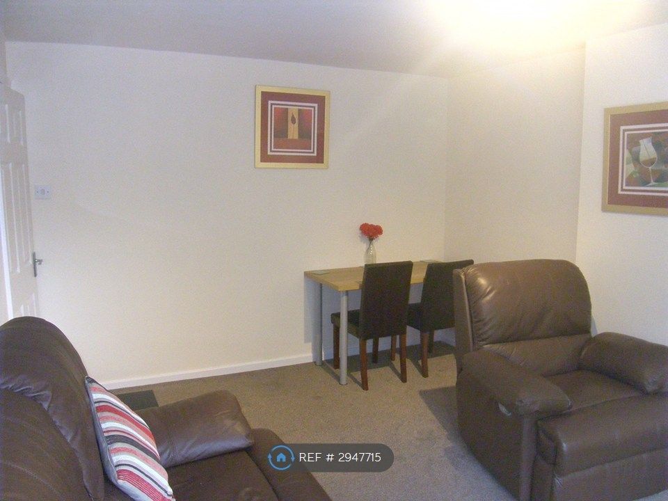 Property photo 3 of 7 Lounge 2