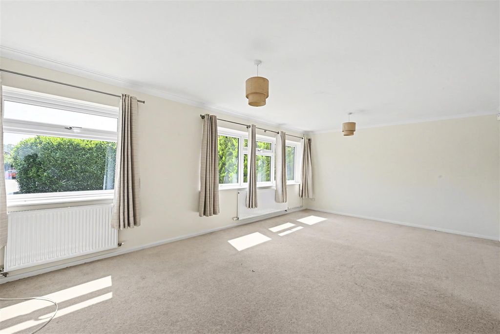 Property photo 3 of 12 Fairfield-Close-09.Jpg
