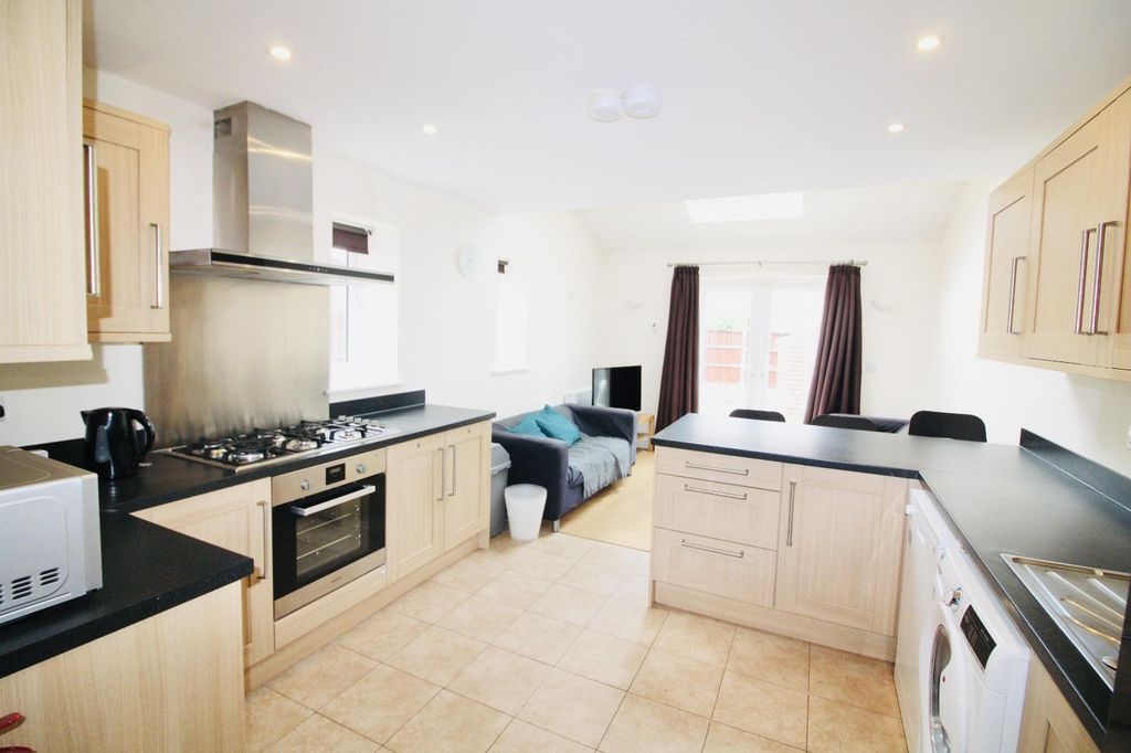 Property photo 2 of 21 Kitchen