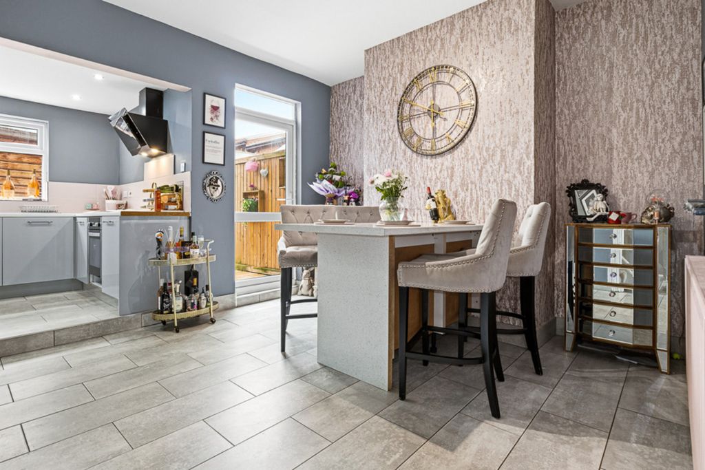 Property photo 2 of 31