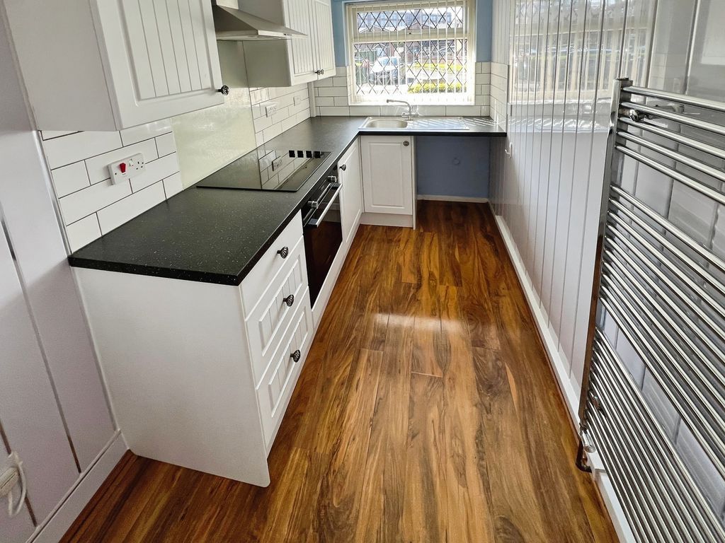 Property photo 3 of 10 Kitchen