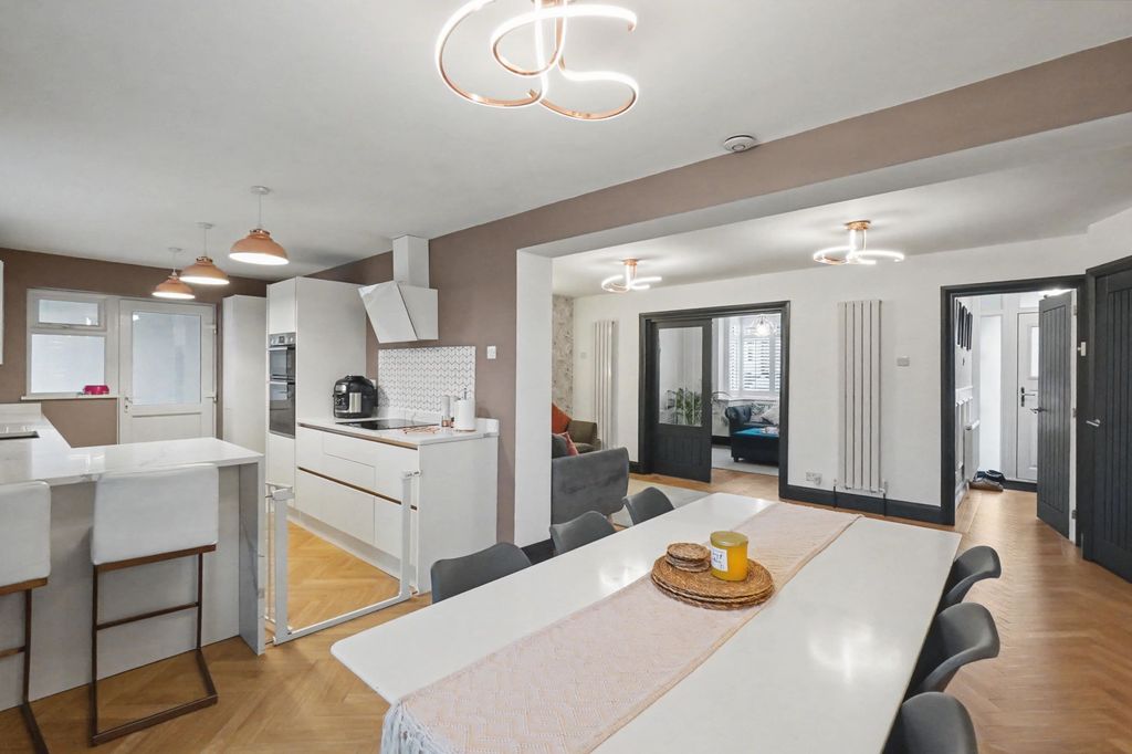 Property photo 3 of 25