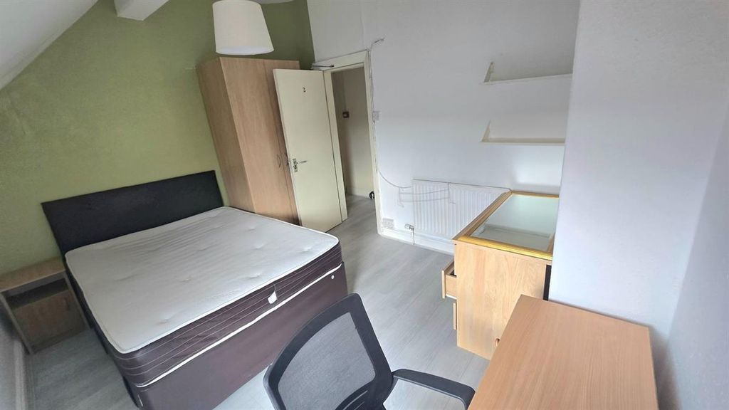 Property photo 1 of 11 Bright, Simply Furnished Double Bedroom With A Com...