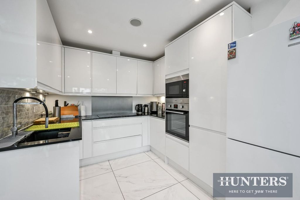 Property photo 3 of 17 Dorchester Road, 67-17.Jpg