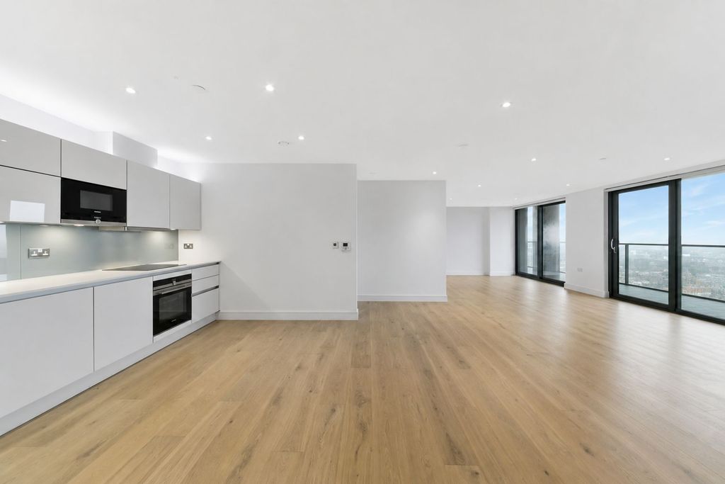 Property photo 1 of 8 Stunning High-Floor 2-Bedroom Apartment With Panoramic Views Near Canary Wharf