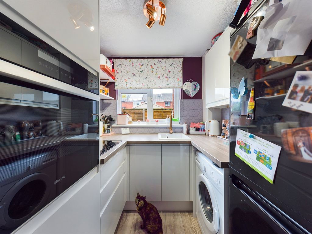 Property photo 3 of 9 Kitchen