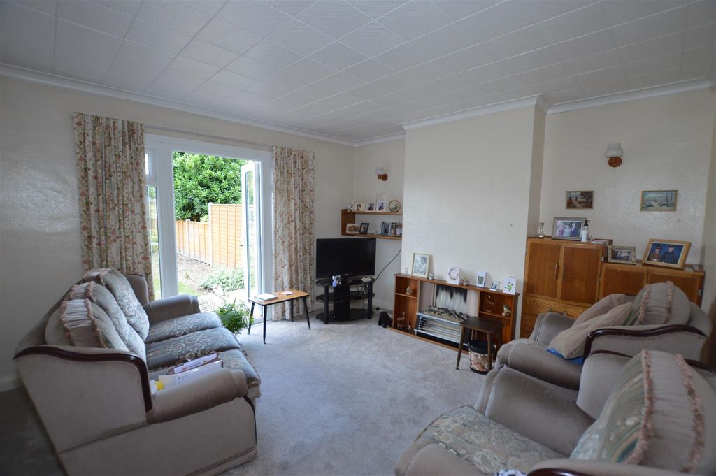 Property photo 2 of 11 230 Lyndhusrt Avenue Lounge.Jpg