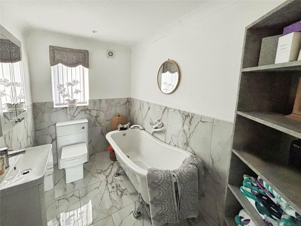 Property photo 3 of 18 Bathroom/Wc