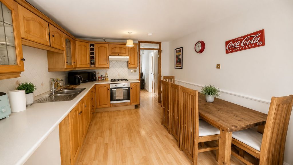 Property photo 3 of 10 Kitchen
